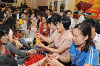 Visitors chose souvenirs at Chinese Consulate’s stand (Photo: Tuoi Tre) Visitors chose souvenirs at Chinese Consulate’s stand (Photo: Tuoi Tre)