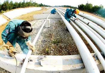 Caption: Workers at the Dung Quat Oil Refinery, one of the works of great significance to Vietnam’s economic development (Photo: SGGP) Caption: Workers at the Dung Quat Oil Refinery, one of the works of great significance to Vietnam’s economic development (Photo: SGGP)