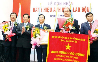 President Nguyen Minh Triet (the second from the left) at the ceremony held to receive the Labor Hero title of the University of Science HCMC on November 21 (Photo: SGGP) President Nguyen Minh Triet (the second from the left) at the ceremony held to receive the Labor Hero title of the University of Science HCMC on November 21 (Photo: SGGP)