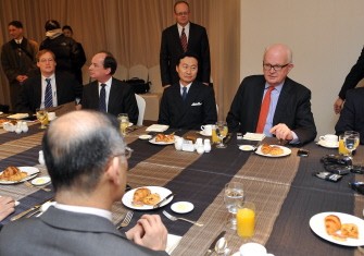 Stephen Bosworth (R) talks with South Korea's chief nuclear envoy Wi Sung-Lac (front) during their breakfast meeting in Seoul on November 22, 2010. AFP Stephen Bosworth (R) talks with South Korea's chief nuclear envoy Wi Sung-Lac (front) during their breakfast meeting in Seoul on November 22, 2010. AFP