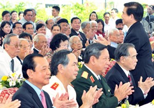 Vietnamese President Nguyen Minh Triet (1st, R) joins other senior Party and government officials at the ceremony (Photo: SGGP) Vietnamese President Nguyen Minh Triet (1st, R) joins other senior Party and government officials at the ceremony (Photo: SGGP)