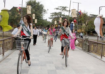 Miss Earth 2010 contestants join a bike parade in Hoi An Ancient Town on Nov 22, 2010 (Photo: Vnexpress) Miss Earth 2010 contestants join a bike parade in Hoi An Ancient Town on Nov 22, 2010 (Photo: Vnexpress)