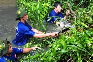 SGGP file – Volunteers clean up a canal in Ho Chi Minh City’s District 12 during a 2009 summer campaign designed to clean up the environment. SGGP file – Volunteers clean up a canal in Ho Chi Minh City’s District 12 during a 2009 summer campaign designed to clean up the environment.