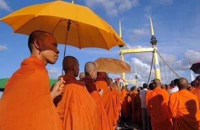 Cambodian Buddhist monks gather to pray for victims of the stampede in front of the bridge in Phnom Penh on November 23, 2010 Cambodian Buddhist monks gather to pray for victims of the stampede in front of the bridge in Phnom Penh on November 23, 2010