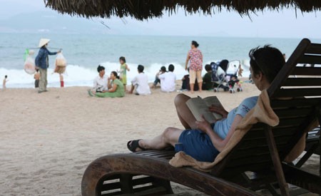 A tourist reads book on Nha Trang beach (Photo: TN) A tourist reads book on Nha Trang beach (Photo: TN)