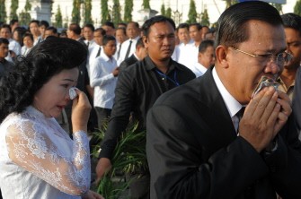 Cambodian Prime Minister Hun Sen (R) and his wife Bun Rany (L) grieve during the mourning ceremony on November 25, 2010 in front of the bridge in Phnom Penh. AFP Cambodian Prime Minister Hun Sen (R) and his wife Bun Rany (L) grieve during the mourning ceremony on November 25, 2010 in front of the bridge in Phnom Penh. AFP