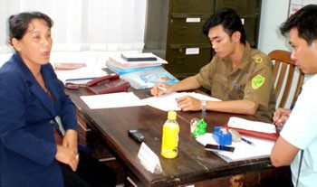 Tran Thi Phung (L) make a statement with officials in Binh Duong Province on November 24 (Photo: SGGP) Tran Thi Phung (L) make a statement with officials in Binh Duong Province on November 24 (Photo: SGGP)