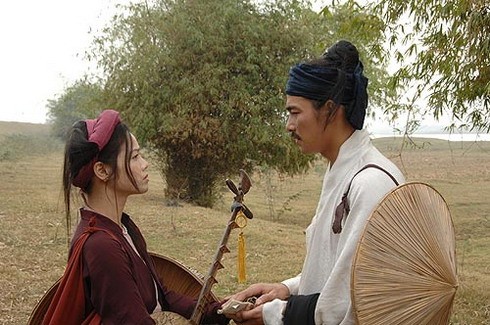 A scene in the film Long Thanh Cam Gia Ca (The Fate of a Songstress in Thang Long). A scene in the film Long Thanh Cam Gia Ca (The Fate of a Songstress in Thang Long).