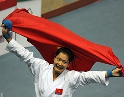 Le Bich Phuong celebrates her gold medal with a Vietnamese flag in China’s Guangzhou Nov. 25, 2010 (Photo: Vietnam News Agency) Le Bich Phuong celebrates her gold medal with a Vietnamese flag in China’s Guangzhou Nov. 25, 2010 (Photo: Vietnam News Agency)