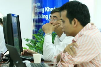 Investors watch share prices at the Ho Chi Minh Securities Corporation (Photo: Minh Tri) Investors watch share prices at the Ho Chi Minh Securities Corporation (Photo: Minh Tri)