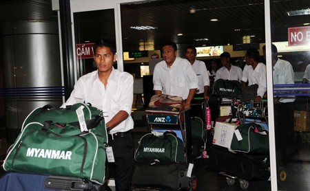 Members of the Myanmar national team arrive at Hanoi’s Noi Bai Airport on Nov. 27, 2010 (Photo: Vietnam Football Federation) Members of the Myanmar national team arrive at Hanoi’s Noi Bai Airport on Nov. 27, 2010 (Photo: Vietnam Football Federation)
