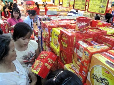 Shopping for Tet at a supermarket in Hanoi Shopping for Tet at a supermarket in Hanoi