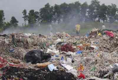 Harmful smoke of a dumping ground in ward Long Binh gives out (Photo: SGGP) Harmful smoke of a dumping ground in ward Long Binh gives out (Photo: SGGP)