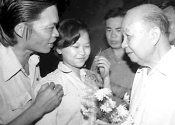 Party General Secretary Truong Chinh (R) gave Tet greetings to some employees of HCM City-based Thanh Cong Textile Mill during his visit to the city in January 1985. (File photo) Party General Secretary Truong Chinh (R) gave Tet greetings to some employees of HCM City-based Thanh Cong Textile Mill during his visit to the city in January 1985. (File photo)