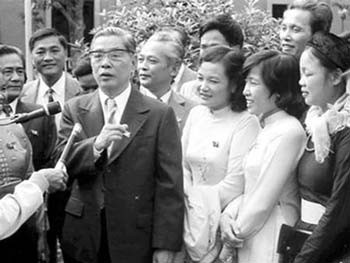 The file photo shows late Party General Secretary Nguyen Van Linh meeting with delegates at the sixth Party Congress in Hanoi in December 1986. The file photo shows late Party General Secretary Nguyen Van Linh meeting with delegates at the sixth Party Congress in Hanoi in December 1986.