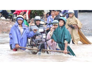 Central provinces continue facing floods on November 29 (Photo: Tuoi Tre) Central provinces continue facing floods on November 29 (Photo: Tuoi Tre)