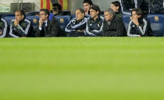Jose Mourinho (2ndR) watches his team during the Spanish league "clasico" football match FC Barcelona vs Real Madrid on November 29, 2010 at Camp Nou. AFP Jose Mourinho (2ndR) watches his team during the Spanish league "clasico" football match FC Barcelona vs Real Madrid on November 29, 2010 at Camp Nou. AFP