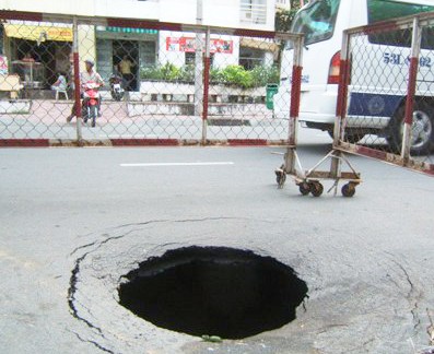 A sinkhole appears in District 3, HCMC. A sinkhole appears in District 3, HCMC.