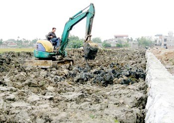 People use excavator to dredge the canal system in Ha Dong District, Hanoi (Photo: SGGP) People use excavator to dredge the canal system in Ha Dong District, Hanoi (Photo: SGGP)