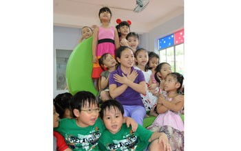 A teacher and her children of Nguyen Dinh Chieu Kindergarten in District 1, HCM City. (Photo: Sggp) A teacher and her children of Nguyen Dinh Chieu Kindergarten in District 1, HCM City. (Photo: Sggp)