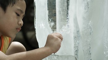 Little actor Phan Thanh Minh plays the role of Bi, a 6-year-old boy in the film. Little actor Phan Thanh Minh plays the role of Bi, a 6-year-old boy in the film.