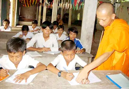 Dạy chữ cho học sinh Khmer. Dạy chữ cho học sinh Khmer.