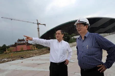 Gương mặt âu lo của Tổng cục trưởng Tổng cục TDTT Vương Bích Thắng (áo trắng) trong dịp đến thị sát công trình mới đây. Ảnh: Q.T Gương mặt âu lo của Tổng cục trưởng Tổng cục TDTT Vương Bích Thắng (áo trắng) trong dịp đến thị sát công trình mới đây. Ảnh: Q.T