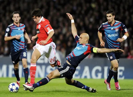 Trung vệ Cris (giữa, Lyon) truy cản tiền vệ Nicolas Gaitan (Benfica) trong trận lượt đi thắng 2-0 trên sân Gerland Trung vệ Cris (giữa, Lyon) truy cản tiền vệ Nicolas Gaitan (Benfica) trong trận lượt đi thắng 2-0 trên sân Gerland