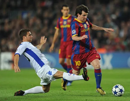 Lionel Messi thoát qua pha xoạc bóng của Martin Vingaard ở trận đấu cách đây 2 tuần Lionel Messi thoát qua pha xoạc bóng của Martin Vingaard ở trận đấu cách đây 2 tuần