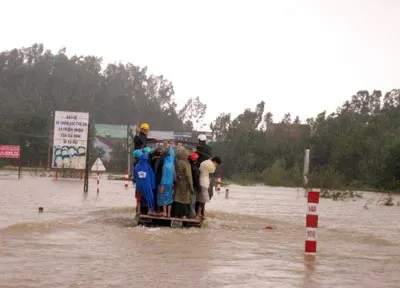 Các tuyến đường liên thôn, liên xã tại các xã phía Đông huyện Tuy Phước, Phù Cát, An Nhơn.. của tỉnh Bình Định đều bị ngập sâu từ 0,5 đến 1 m. Ảnh: Hoàng Trọng Các tuyến đường liên thôn, liên xã tại các xã phía Đông huyện Tuy Phước, Phù Cát, An Nhơn.. của tỉnh Bình Định đều bị ngập sâu từ 0,5 đến 1 m. Ảnh: Hoàng Trọng