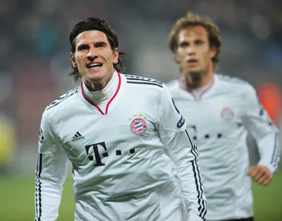 Tiền đạo Mario Gomez (Bayern Munich) tỏa sáng với cú hattrick vào lưới CFR Cluj. Ảnh: AFP Tiền đạo Mario Gomez (Bayern Munich) tỏa sáng với cú hattrick vào lưới CFR Cluj. Ảnh: AFP