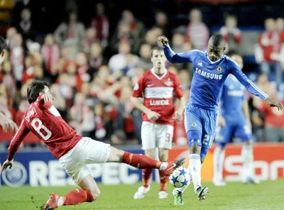 Kalou (áo xanh, Chelsea) đi bóng trước hậu vệ Spartak Moskva. Kalou (áo xanh, Chelsea) đi bóng trước hậu vệ Spartak Moskva.