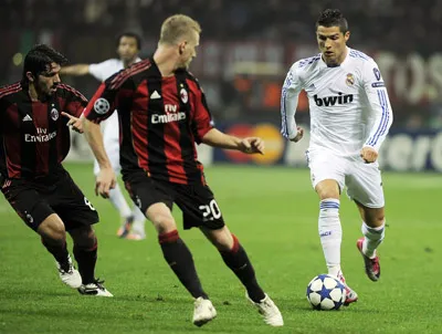 Ronaldo (phải) tung hoành trước hàng phòng ngự AC Milan. Ảnh: AFP Ronaldo (phải) tung hoành trước hàng phòng ngự AC Milan. Ảnh: AFP