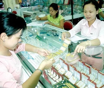 Điều chỉnh lãi suất cơ bản để kiềm chế giá vàng, USD
