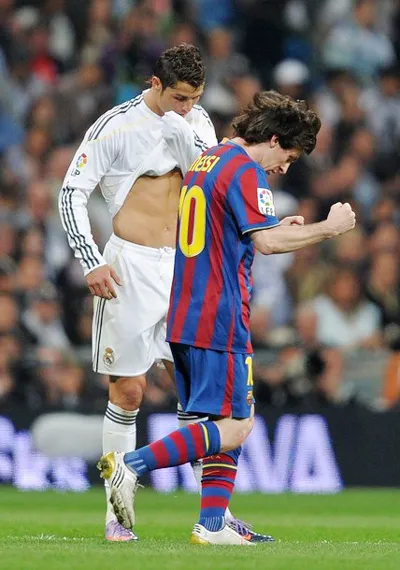 Ronaldo và Messi lại “chạy đua vũ trang”