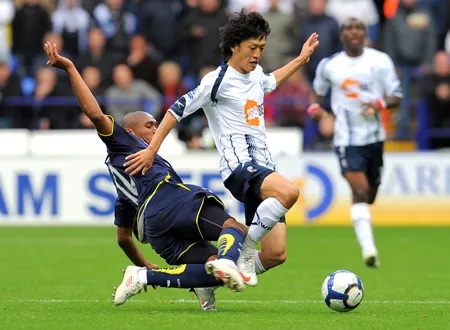 Tiền vệ Lee Chung-Yong (phải, Bolton) thoát qua sự truy cản của Wilson Palacios (Tottenham) Tiền vệ Lee Chung-Yong (phải, Bolton) thoát qua sự truy cản của Wilson Palacios (Tottenham)