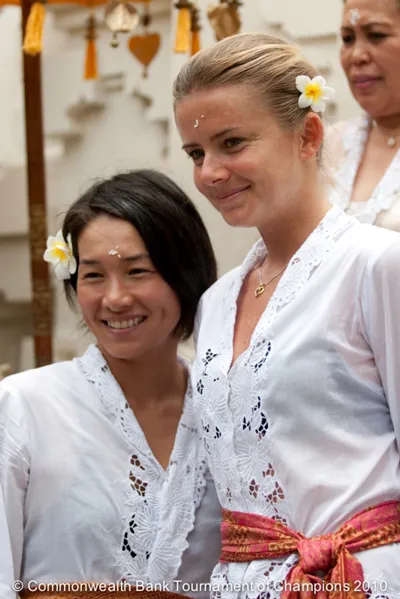 Kimiko và Hantuchova trong buổi lễ cúng đền chùa Pura Taman Kimiko và Hantuchova trong buổi lễ cúng đền chùa Pura Taman