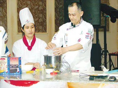 Đầu bếp Suriyan đang trổ tài làm bánh. Đầu bếp Suriyan đang trổ tài làm bánh.
