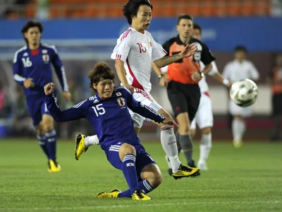 Olympic Nhật Bản (áo xanh) trở thành ứng cử viên nặng ký cho chức vô địch sau trận thắng 3 - 0 trước đội chủ nhà Olympic Trung Quốc. Olympic Nhật Bản (áo xanh) trở thành ứng cử viên nặng ký cho chức vô địch sau trận thắng 3 - 0 trước đội chủ nhà Olympic Trung Quốc.
