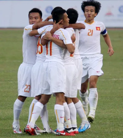 Các cầu thủ Olympic Việt Nam vui mừng sau bàn thắng đầu tiên. Ảnh: T.H. Các cầu thủ Olympic Việt Nam vui mừng sau bàn thắng đầu tiên. Ảnh: T.H.