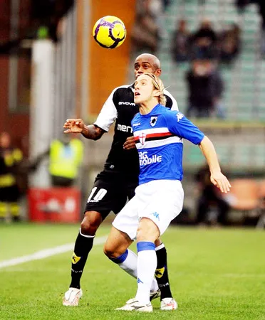 Hậu vệ Sampdoria Reto Ziegler che bóng trước hậu vệ Luciano của Chievo. Hậu vệ Sampdoria Reto Ziegler che bóng trước hậu vệ Luciano của Chievo.