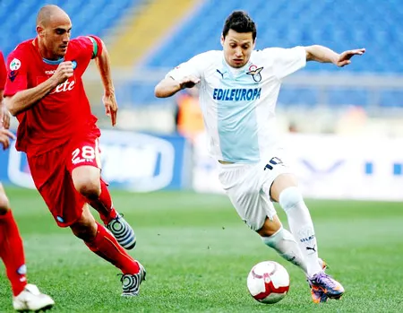 Tiền đạo Mauro Zarate (phải, Lazio) đi bóng trước hậu vệ Napoli Paolo Cannavaro. Tiền đạo Mauro Zarate (phải, Lazio) đi bóng trước hậu vệ Napoli Paolo Cannavaro.