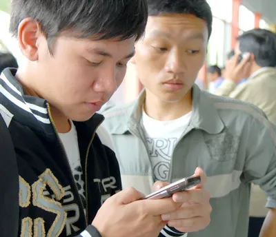 Vất vả truy cập mạng qua điện thoại đặt vé tàu tết tại ga Sài Gòn. Ảnh: CAO THĂNG Vất vả truy cập mạng qua điện thoại đặt vé tàu tết tại ga Sài Gòn. Ảnh: CAO THĂNG