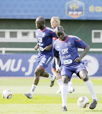Mamadou Sakho (phải) trên sân tập tuyển Pháp Mamadou Sakho (phải) trên sân tập tuyển Pháp