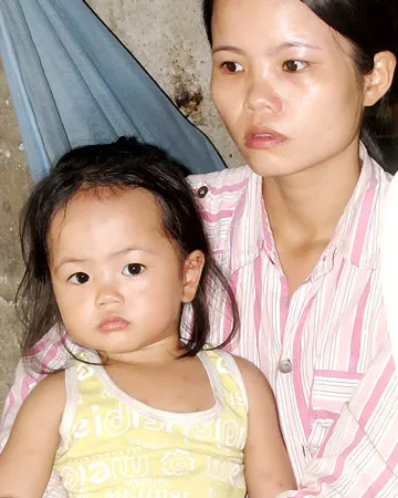 Bé gái 2 tuổi lạc trong rừng giữa mưa lũ