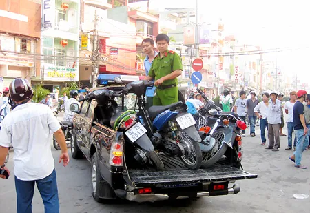 Các phương tiện đua xe trái phép bị tạm giữ. Ảnh: ĐOÀN HIỆP Các phương tiện đua xe trái phép bị tạm giữ. Ảnh: ĐOÀN HIỆP