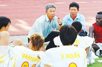 Ông Đoàn Minh Xương và các cầu thủ học trò. Ông Đoàn Minh Xương và các cầu thủ học trò.