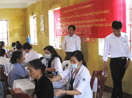 Các bác sĩ đang khám bệnh cho bà con xã An Hòa Các bác sĩ đang khám bệnh cho bà con xã An Hòa