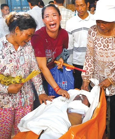 Đau đớn tột cùng trước thi thể người thân của mình. Đau đớn tột cùng trước thi thể người thân của mình.