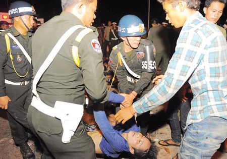 Cảnh sát Campuchia tham gia cứu hộ tại hiện trường. Ảnh: AFP Cảnh sát Campuchia tham gia cứu hộ tại hiện trường. Ảnh: AFP